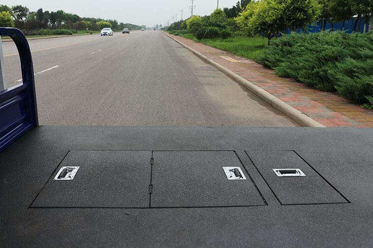 每次充電前檢查電瓶?jī)?nèi)液面高度，應(yīng)保持高出極板格柵5～10毫米