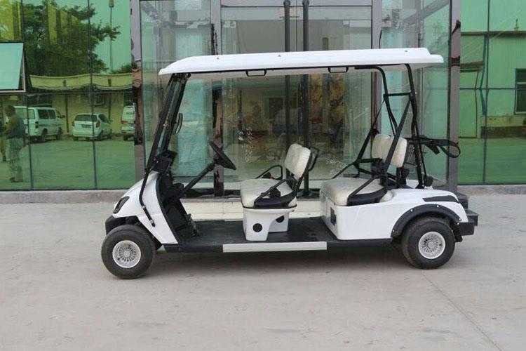 4座電動高爾夫車的加速器是無級變速系統(tǒng)，沒有檔位的，根據(jù)電流大小來調(diào)整行駛的速度