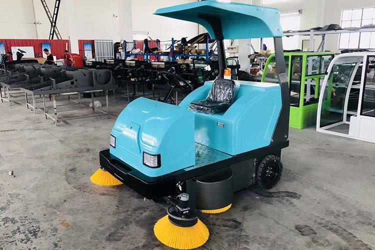 電動(dòng)掃地車(chē)1800型和市面上出現(xiàn)的大型的環(huán)衛(wèi)灑水車(chē)、環(huán)衛(wèi)吸塵車(chē)相比，價(jià)格經(jīng)濟(jì)實(shí)惠