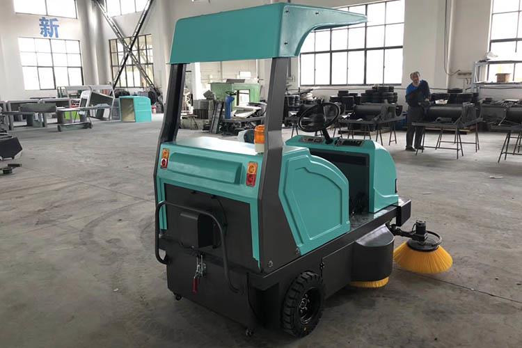 內(nèi)置強(qiáng)力控塵系統(tǒng)，吸塵能力更強(qiáng)，掃地寬度可達(dá)1800mm