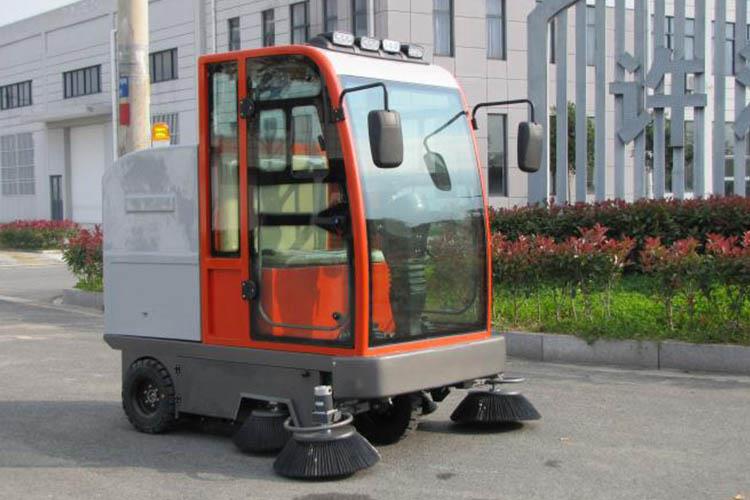 電動(dòng)掃地車(chē)2050型全封閉使用優(yōu)良的鋰電池作為動(dòng)力源，操作使用時(shí)間長(zhǎng)，電瓶壽命在3~5年