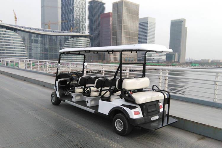 方向盤(pán)在中間位置，使電動(dòng)觀光車(chē)處于水平直線行使位置