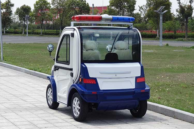 停車時(shí)應(yīng)先踩剎車降低車速，當(dāng)?？康轿粫r(shí)拉緊手剎，將檔位按到空擋，關(guān)閉開關(guān)之后按下急停按鈕