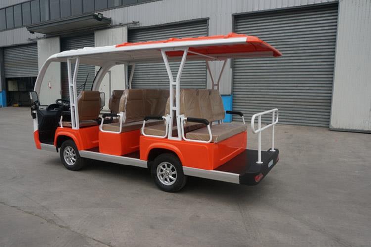 車輛后側(cè)裝有防護欄及鏈條，乘坐可靠