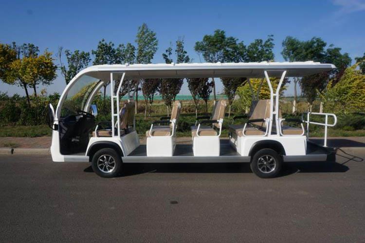 十四座電動觀光車形狀美觀時尚、設(shè)計新奇、裝飾精致乘座安全恬靜，具有零排放和低噪音等優(yōu)點