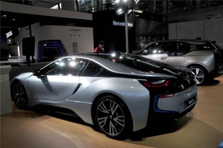 混合動力汽車是指車輛驅(qū)動系統(tǒng)由兩個或多個能同時運轉(zhuǎn)的單個驅(qū)動系統(tǒng)聯(lián)合組成的車輛