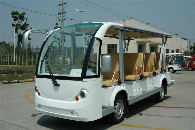 剛買來的觀光車都須先充電再使用，充電前拔出鑰匙，關(guān)掉觀光車的電源