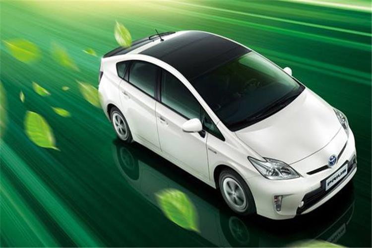 新能源電動(dòng)車室外停放時(shí)，盡量選擇空曠停車場(chǎng)，請(qǐng)遠(yuǎn)離大樹(shù)和危墻