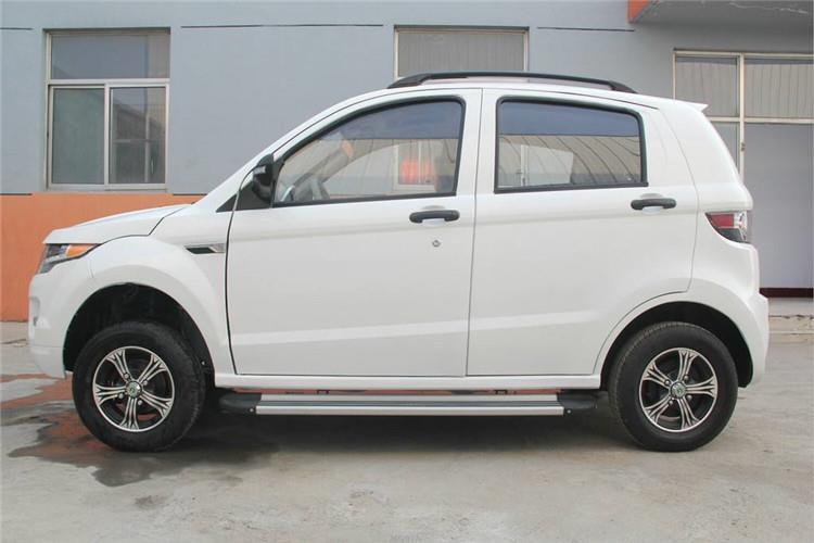 新能源電動(dòng)車車輛行駛過(guò)積水路面時(shí)，駕駛員需謹(jǐn)慎行駛，對(duì)于堅(jiān)硬路面掛低擋緩慢駛?cè)胨?，行駛中?yīng)穩(wěn)住方向盤