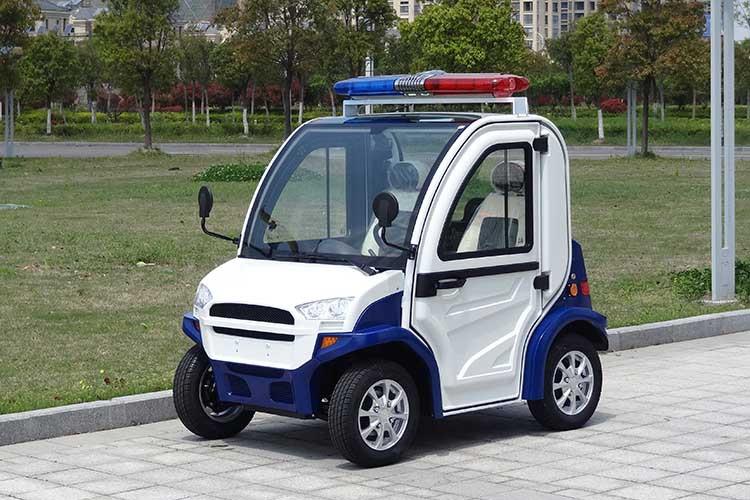 電動(dòng)巡邏車停放在平坦地面上，車身橫向或縱向歪斜