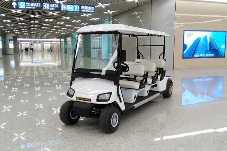 在火辣的太陽照射下，別說人難受，新能源電動車也會很難受，不想自己的車暴曬，較好的辦法就是停在樹蔭下