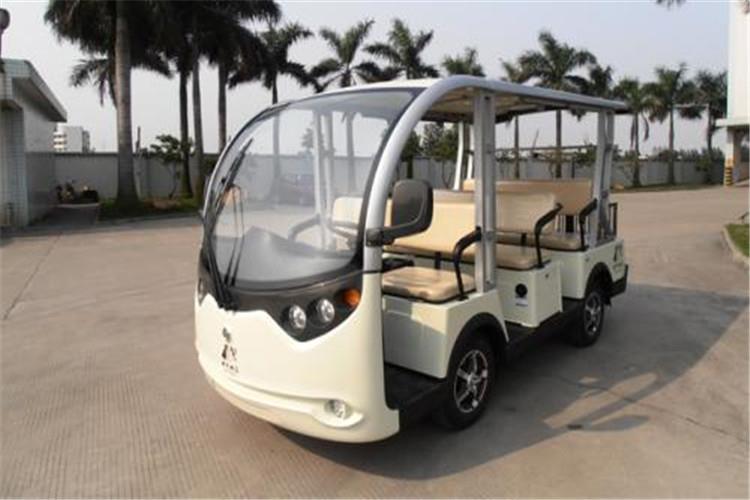 通過調(diào)研、分析研究設(shè)計(jì)出的電動(dòng)觀光車具有以下特點(diǎn)：a結(jié)構(gòu)造型源于兜風(fēng)跑車與通用觀光車相結(jié)合，取消了擋風(fēng)玻璃兩側(cè)的A柱，將頂蓬做成可拆卸折疊式