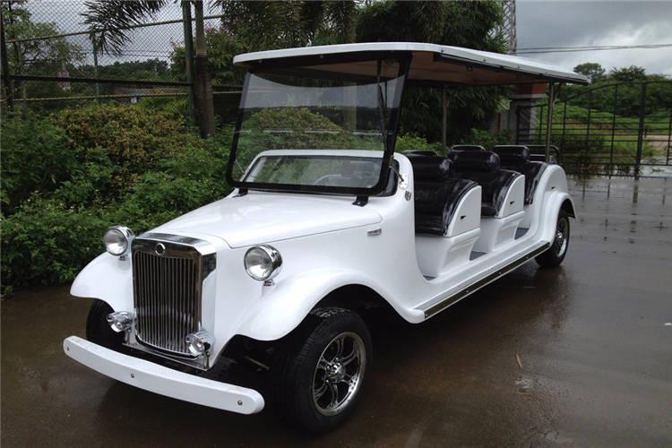 山東電動老爺車駕駛?cè)藛T有義務(wù)向客人介紹單位的景點、經(jīng)營、服務(wù)項目，但不能在行車時