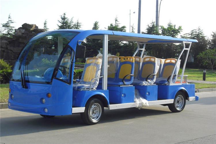 下雨時(shí)開車盡量避免開到積水嚴(yán)重的地方，因?yàn)樯綎|電動(dòng)觀光車底盤配件較多，進(jìn)水過多會(huì)引發(fā)線路接觸不良