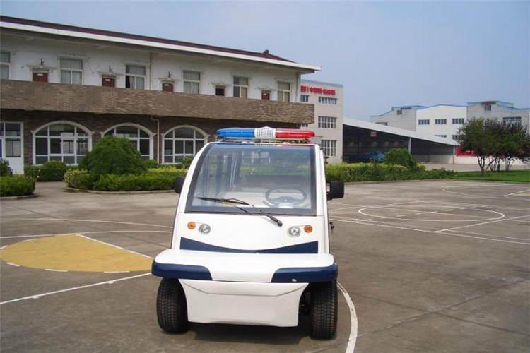 隨車吊不定期對山東電動巡邏車進行擦洗清潔，在冬季沾附在車身上污垢在沾水后，極易出現(xiàn)結凍現(xiàn)象