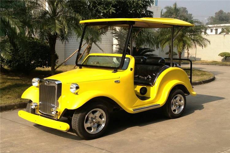 松開螺絲帽，拆下山東電動老爺車車胎，由于在車胎觸地時就已將螺絲帽擰松，因此車升起之后，很容易就可以把所有的螺絲卸下，拿下車胎