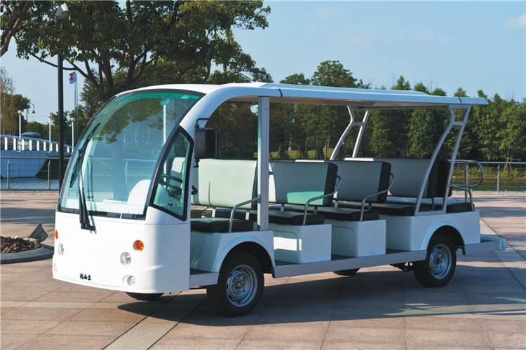 有時(shí)候碰到梅雨天氣，山東電動(dòng)觀光車車體底端和接縫合線的位置會(huì)存有少量的降水和淤泥，這種地區(qū)要是不立即的解決洗凈，會(huì)讓體內(nèi)濕氣藏匿在這種地