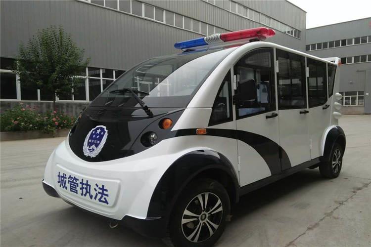 駕駛山東電動(dòng)巡邏車時(shí)應(yīng)注意遵守交通規(guī)則，避免重大和輕微事故，同時(shí)應(yīng)盡量選擇平穩(wěn)駕駛，避免顛簸和車輛側(cè)傾