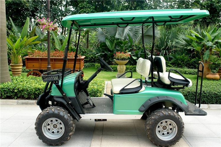 山東電動觀光車的后制動殼制動蹄片間隙的調(diào)整：先將后輪離地，再將制動殼上的調(diào)整棘輪逆時針撥至輪胎不能用于手轉(zhuǎn)動后，再把棘輪順時針撥至用手轉(zhuǎn)動輪轂無拖剎現(xiàn)象為準