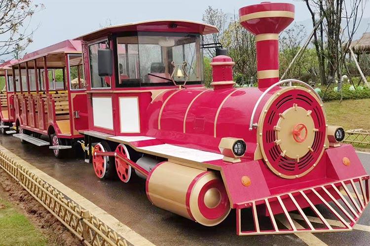 電動火車這一款車型是供應(yīng)出口的車型，客戶可定制與景區(qū)配套的顏色，因此深受廣大用戶的喜愛